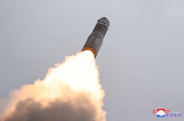 朝鲜试射“火星炮-18”洲际弹道导弹：对敌人核威胁的明确警告