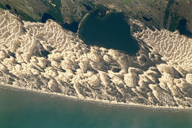 巴西南部大西洋海岸线Lagoa dos Barros和新月形barchan沙丘