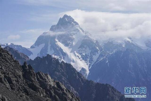 飞机上俯瞰昆仑山雪景（5月15日摄）新华社记者江文耀摄