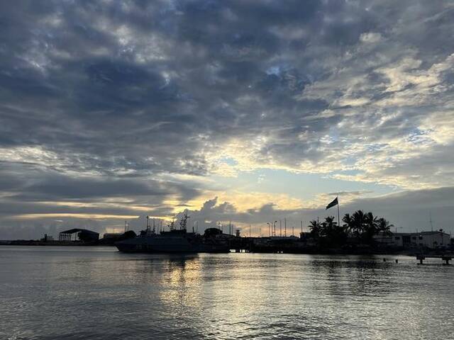 这是7月3日在所罗门群岛首都霍尼亚拉拍摄的海边晨景（手机拍摄）。新华社记者郝亚琳摄