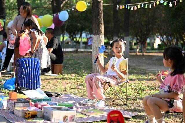 暑假期间，孩子们在天津市少年儿童活动中心举办的娃娃集市上。新华社记者李然摄