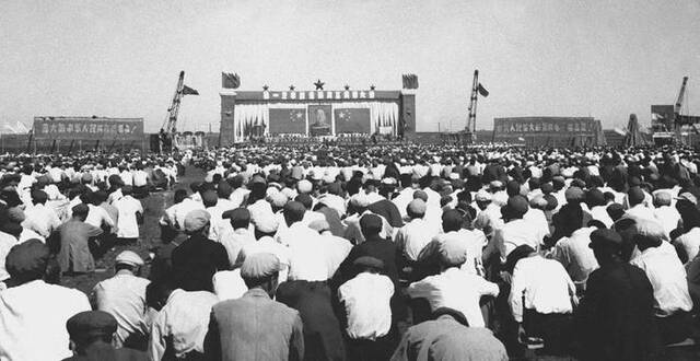 1953年7月15日，第一汽车制造厂在吉林省长春市奠基。这是一汽奠基典礼大会会场（资料照片）。新华社发