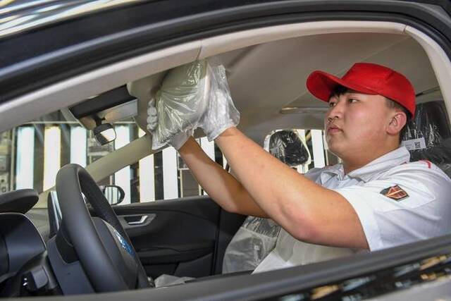 7月6日，在位于吉林长春的一汽红旗繁荣工厂总装车间，质量保证部工人刘兴宇检查车辆。新华社记者张楠摄