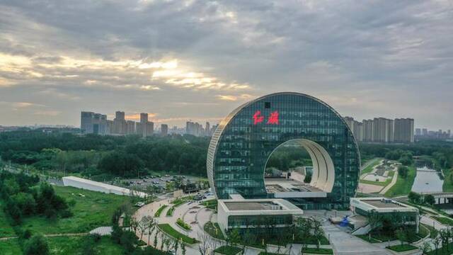 7月13日无人机拍摄的晨曦中的一汽红旗创新大厦。新华社记者张楠摄