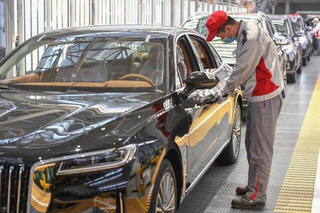 在位于长春的一汽红旗总装车间，工人在检查车辆（2020年9月23日摄）。新华社记者张楠摄
