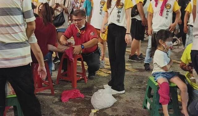 消防救护人员现场救护伤者。台湾《中国时报》图廖素慧摄