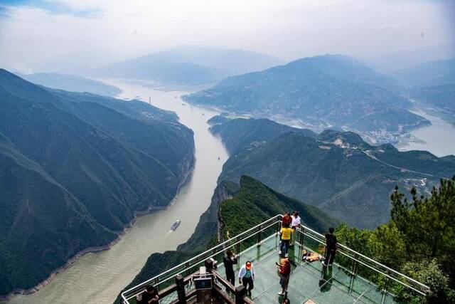 6月9日，游客在重庆市奉节县“三峡之巅”景区游览。新华社记者唐奕摄