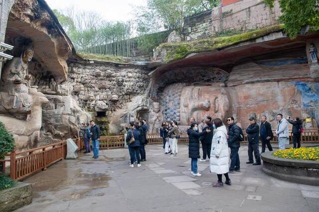 2月24日，游客在世界文化遗产重庆大足石刻景区参观。新华社记者唐奕摄