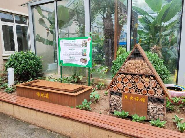 大连市甘井子区实验小学“识嫣园”里的堆肥箱。新华社记者张博群摄