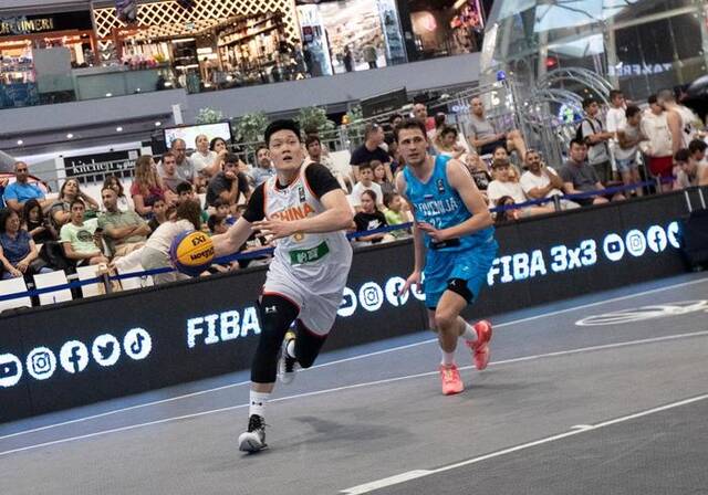 大学生球员、中国队球员张宁（左）在比赛中进攻。新华社记者陈君清摄