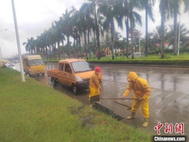 7月17日，海口市排水设施事务中心安排人员进行路面巡检。海口市排水设施事务中心供图