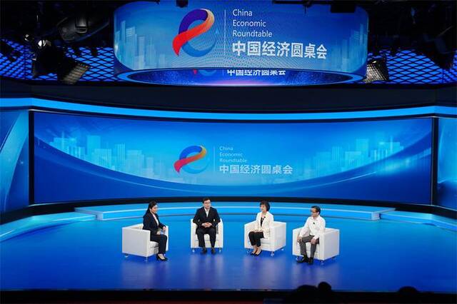 7月6日拍摄的中国经济圆桌会录制现场。新华社记者丁赫摄