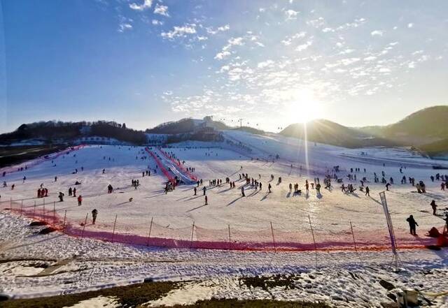 雪季，绿葱坡滑雪场游人如织。（焦国斌摄）