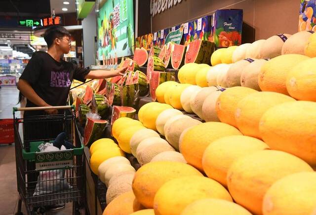 ▲河北石家庄，顾客在超市购买水果据视觉中国