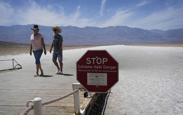 当地时间2023年7月16日，美国加州死亡谷国家公园，一个警告游客极端高温危险的标志。