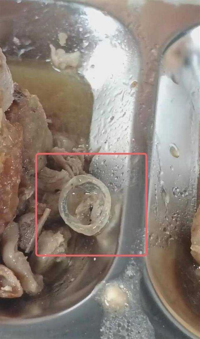 学生反映食堂饭菜吃出异物（图源：受访者）