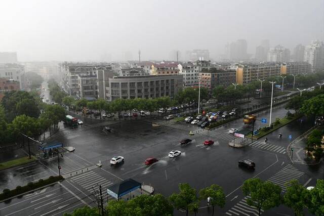 △2023年7月18日，受台风“泰利”影响，浙江金华迎来暴雨天气，汽车在雨中行驶。