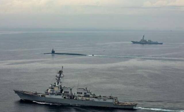 7月18日，美国“肯塔基”号战略核潜艇进入釜山港海军基地。图源：韩联社报道配图