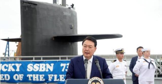 7月19日，釜山港海军基地，尹锡悦在美国“肯塔基”号战略核潜艇旁发表讲话。图源：韩联社报道配图