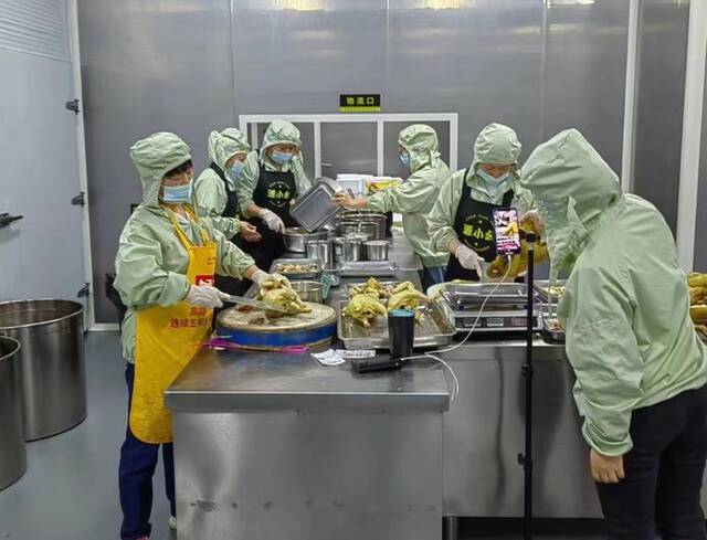 丰都县一家麻辣鸡加工企业正在直播带货。新华社记者周凯摄