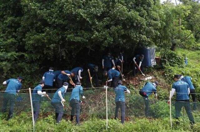 ·韩国警方在接到报案后，在山上展开大规模搜查。