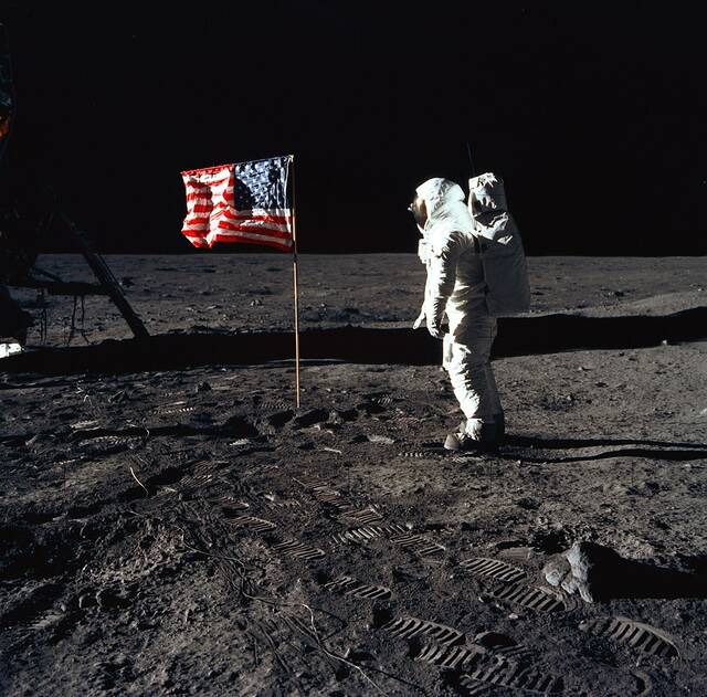 54年前阿波罗11号宇航员在月球上行走