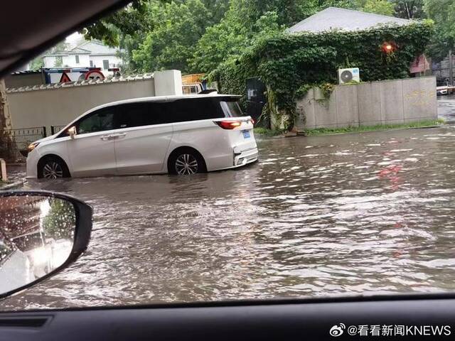 上海暴雨部分区域开车如开船 官方提示：没下班的别急！