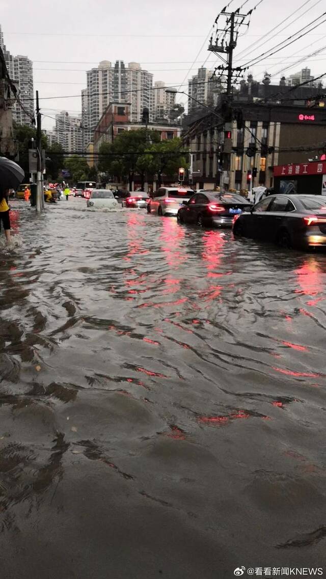 上海暴雨部分区域开车如开船 官方提示：没下班的别急！