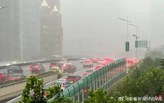 上海暴雨部分区域开车如开船 官方提示：没下班的别急！