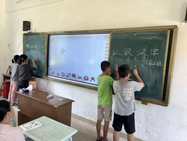 大巴后面追出很多小孩，不停挥手……