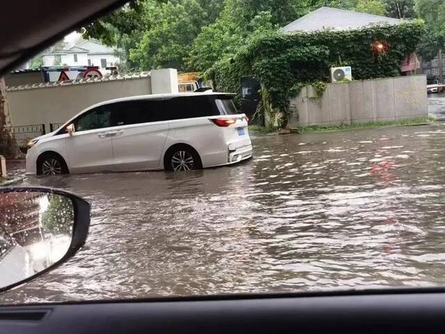 “上海暴雨”冲上热搜，这些地方积水明显！高温明日重返…