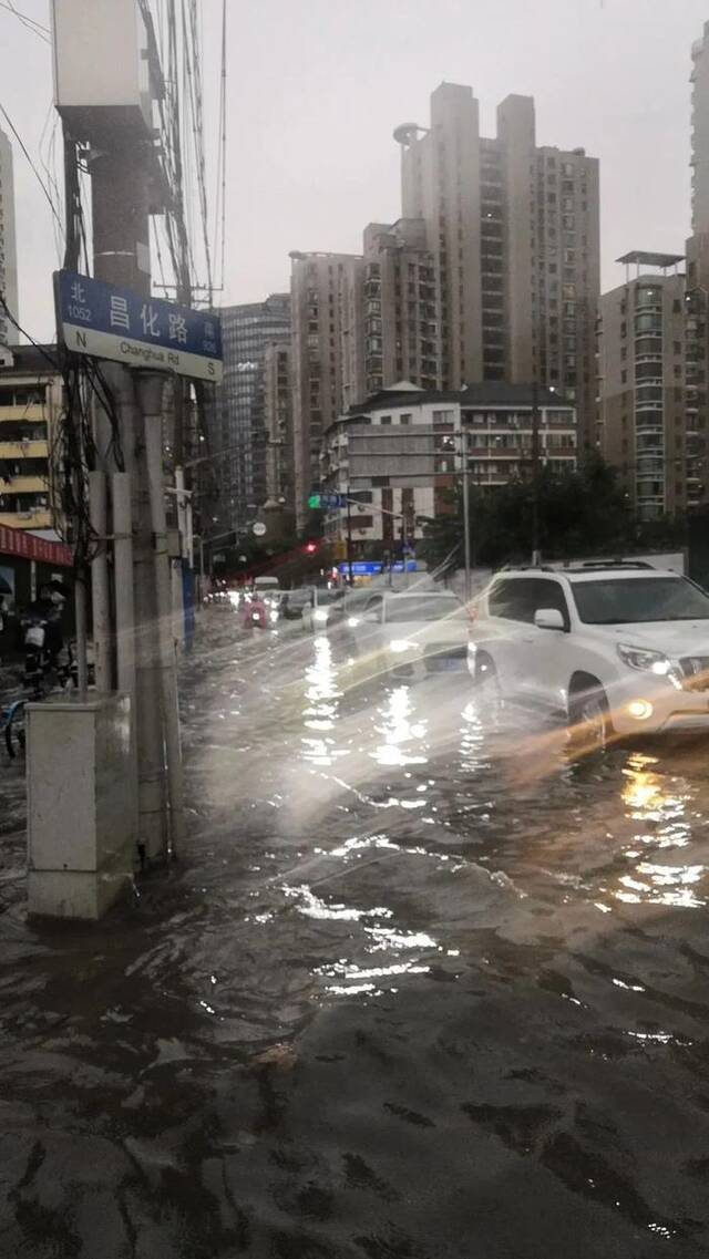 “上海暴雨”冲上热搜，这些地方积水明显！高温明日重返…