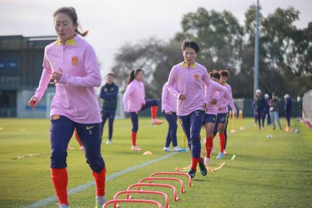 7月15日，中国队球员张睿（中）在训练中。新华社发（张洋摄）