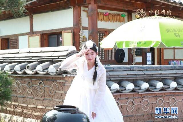 身着朝鲜族民族服饰的游客在中国朝鲜族民俗园内拍照（主办方供图）