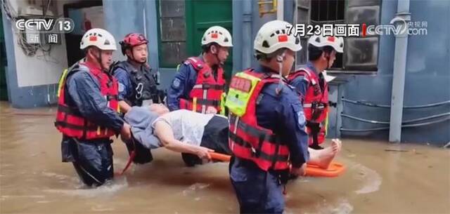 暴雨致江西萍乡一村庄积水 救援队伍紧急转移40多名群众