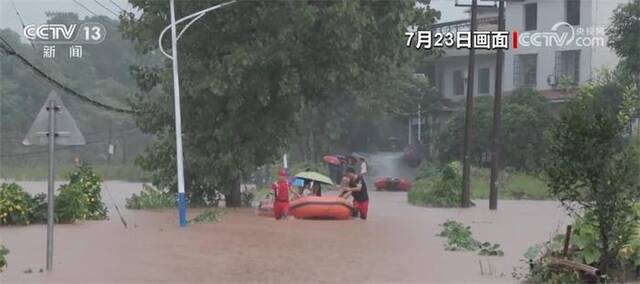 暴雨致江西萍乡一村庄积水 救援队伍紧急转移40多名群众