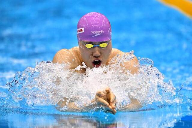 7月23日，中国选手覃海洋在男子100米蛙泳半决赛中。新华社记者张笑宇摄