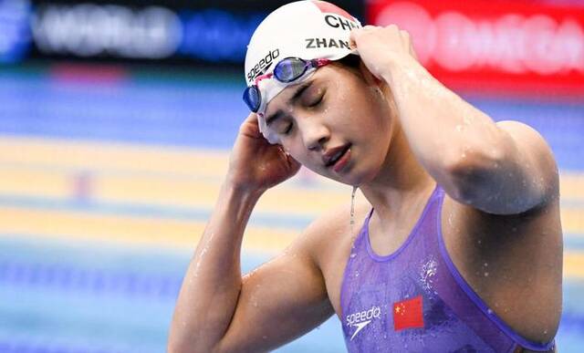 7月23日，中国选手张雨霏在女子100米蝶泳预赛后。新华社记者夏一方摄