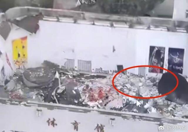 齐齐哈尔学校体育馆坍塌 知情人：楼顶堆放有大量袋装材料