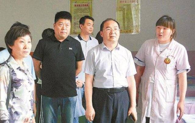 王学斌(右二)到山东省临沂市儿童福利院调研未成年人权益保护工作。