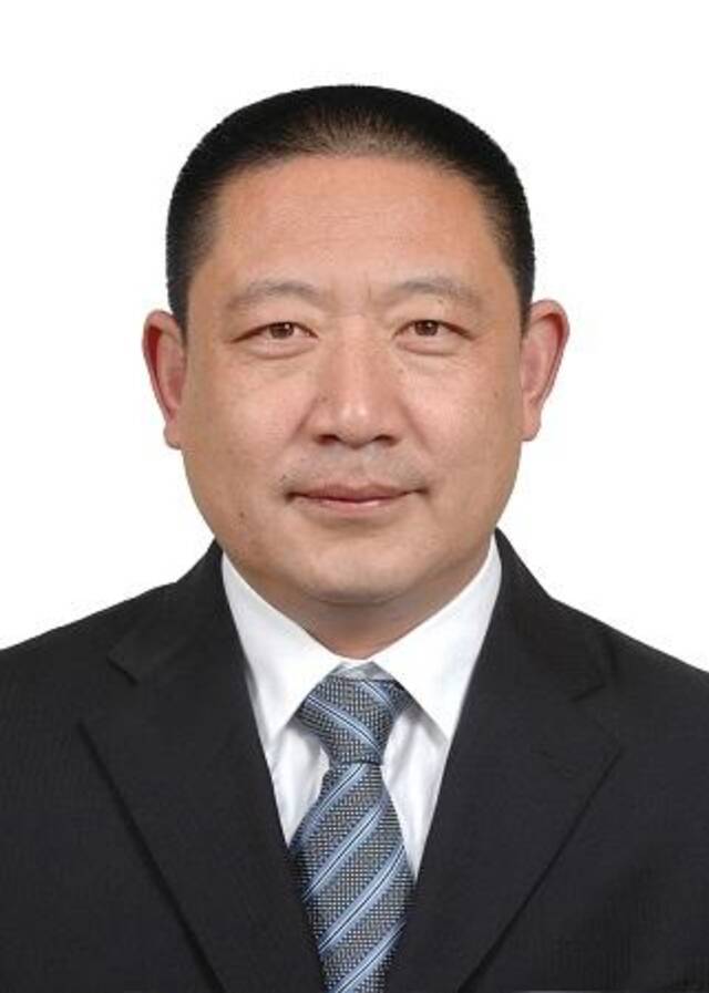 全国人大代表,青岛市崂山区王哥庄街道晓望村党委书记、村委会主任李泽兵