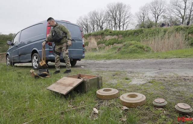 ▲乌克兰工兵开展排雷工作据ICphoto