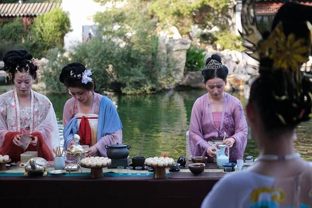 7月22日，马耳他桑塔露琪亚，中国艺术家在表演茶艺。（乔纳森•博格摄）