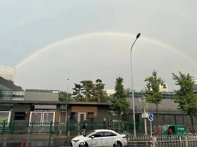好美！北京雨后彩虹横挂天空
