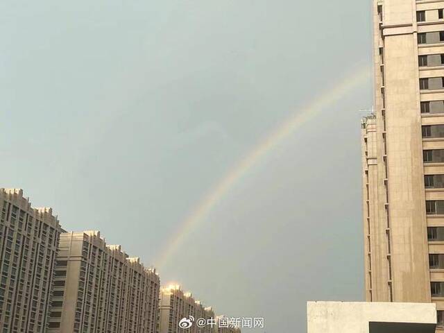 好美！北京雨后彩虹横挂天空