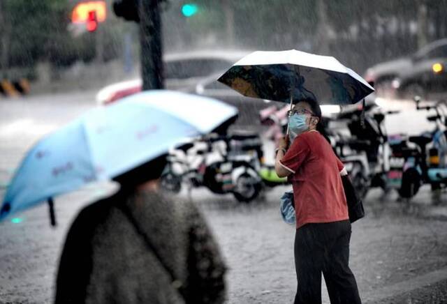 直击｜晚高峰，这雨，来得有点急，有点大！