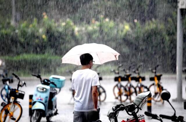 直击｜晚高峰，这雨，来得有点急，有点大！