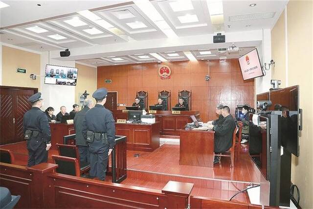 图为2023年2月1日，谢振山涉嫌受贿罪、利用影响力受贿罪案一审庭审现场。（安阳市中级人民法院供图）