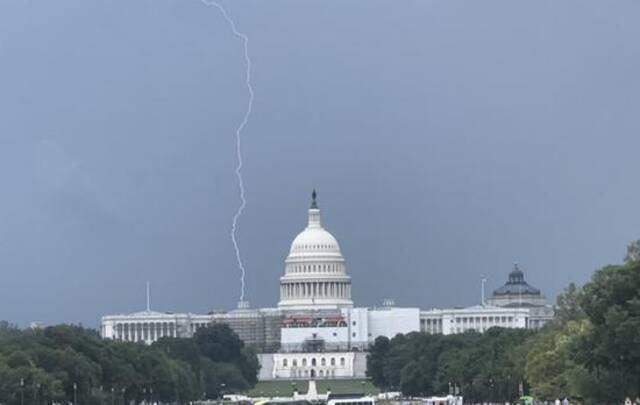 美国国会大厦上空，闪电划过（图：推特）