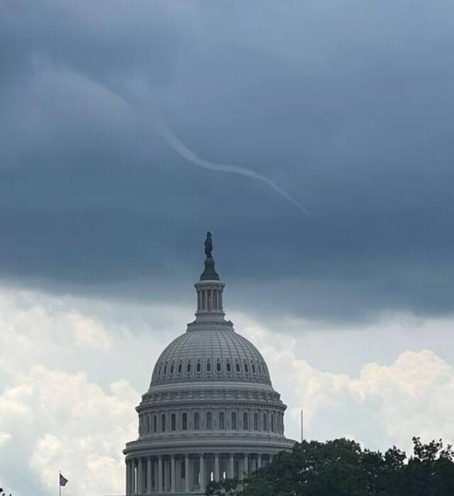 美国国会大厦上空出现漏斗云（图：推特）